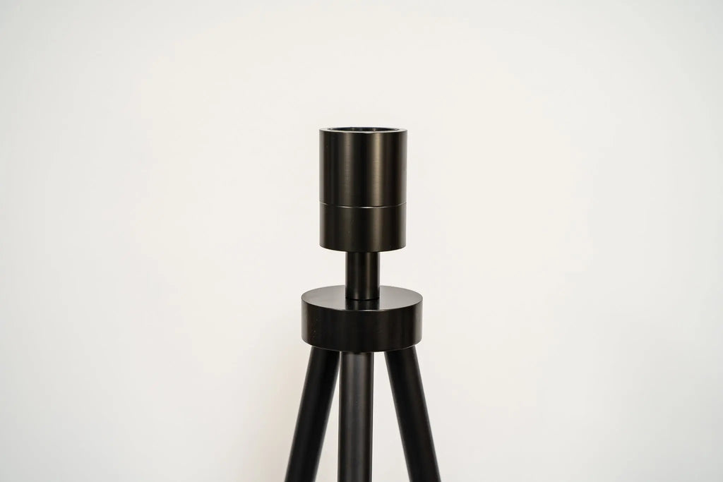 Elegant matte black tripod for floor lamp with E27 light socket Gofurnit